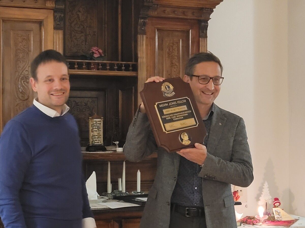 Joe Tschofen (r.) übergab an Marco Beyweiss-Giesriegl die Lions-Präsidentschaft.