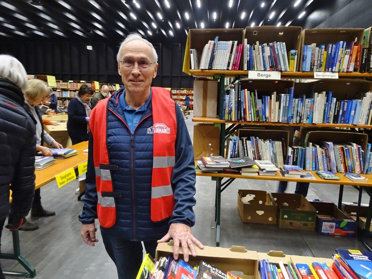 Jörg Bergmeister ist beim Dornbirner Flohmarkt seit 15 Jahren der „Herr über die Bücher“ und ist stolz auf sein kompetentes Team. cth (4)