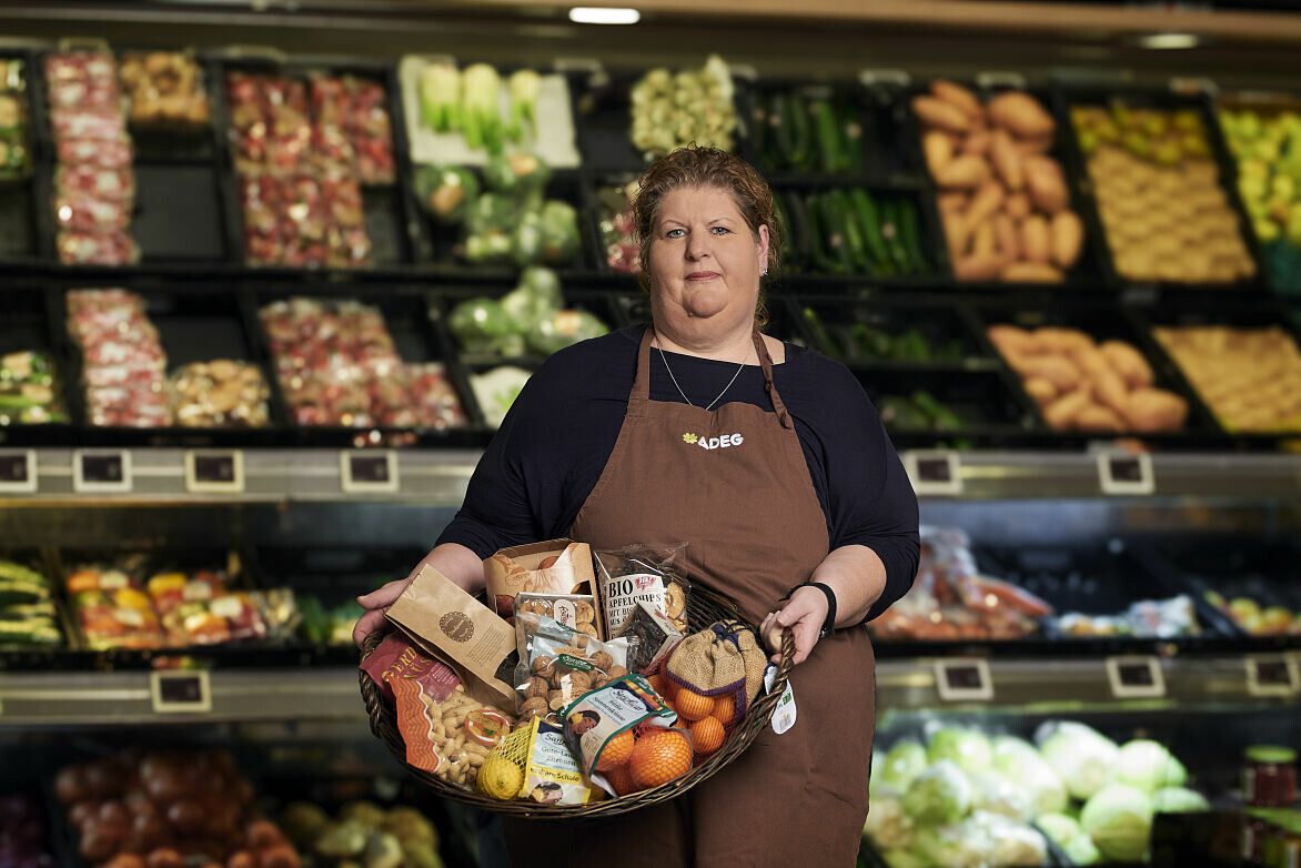 Kauffrau Heidemarie Burtscher freut sich, ihre Kunden im neuen ADEG-Markt in Nenzing begrüßen zu dürfen. Michael Kreyer