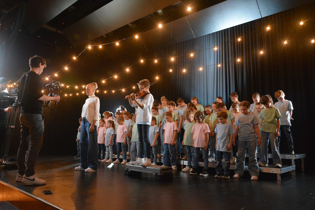Kinder der Schule Langenegg bildeten den Chor für den Song „Hör auf“. Adrian Feuerstein spielte auf der Geige. BVS