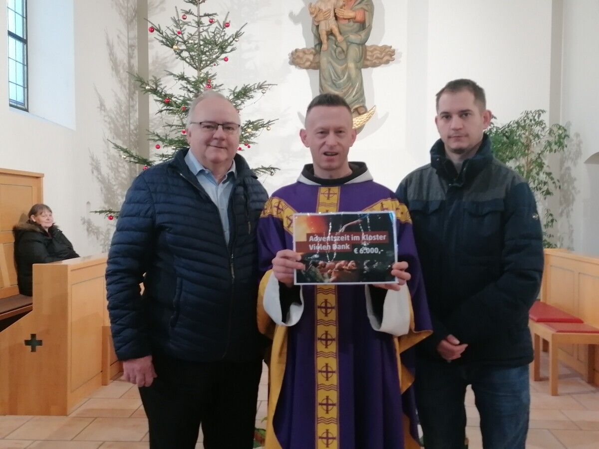 Klostervater Bertram Bolter, Pater Dacijus und Christian Bolter werden den Reinerlös von 6000 Euro an bedürftige Personen übergeben. Franziskanerkloster