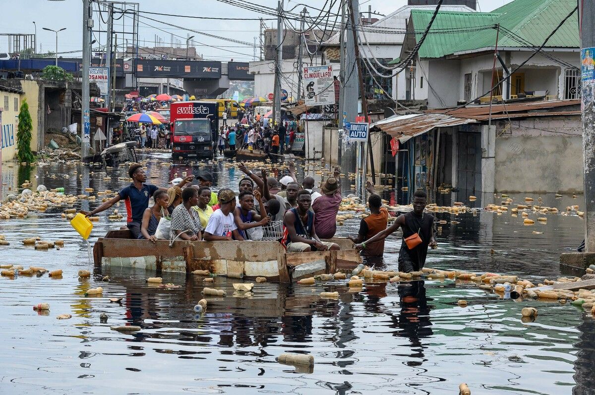 Kongolesen überqueren die Straßen in Kinshasa in einer Piroge (Einbaum). Das Pompage-Viertel ist nach heftigen Regenfällen überflutet. AFP