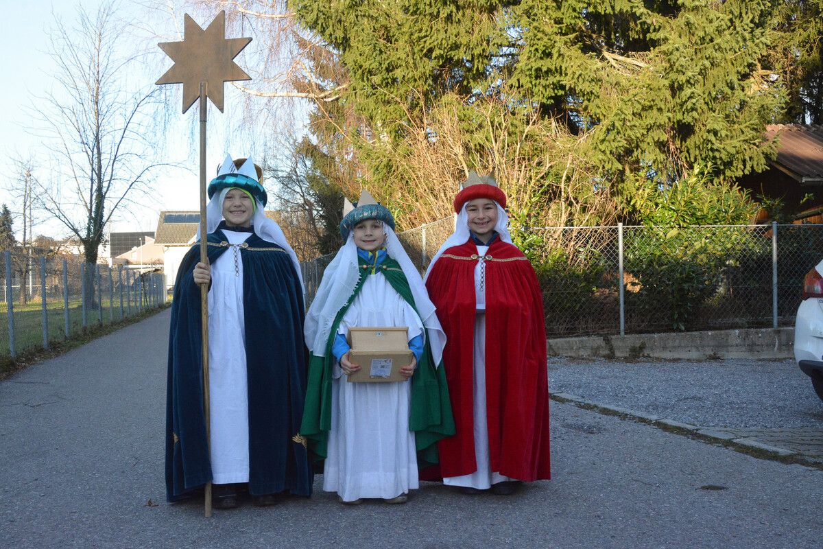 Konstantin König, Luis König und Edi Fitz (v.l.) zogen als Heilige Drei Könige durch Lustenau und überbrachten den Menschen die Friedensbotschaft. bvs