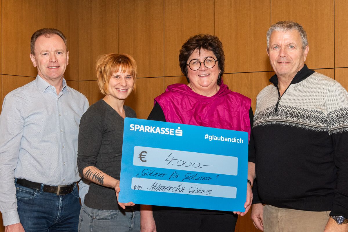 Kurt Friedrichs, Vera Prantl-Stock, Isolde Nachbauer und Gerd Loacker mit dem symbolischen Spendenscheck vom Männerchor Götzis an „Götzner für Götzner“. Willi Nachbauer