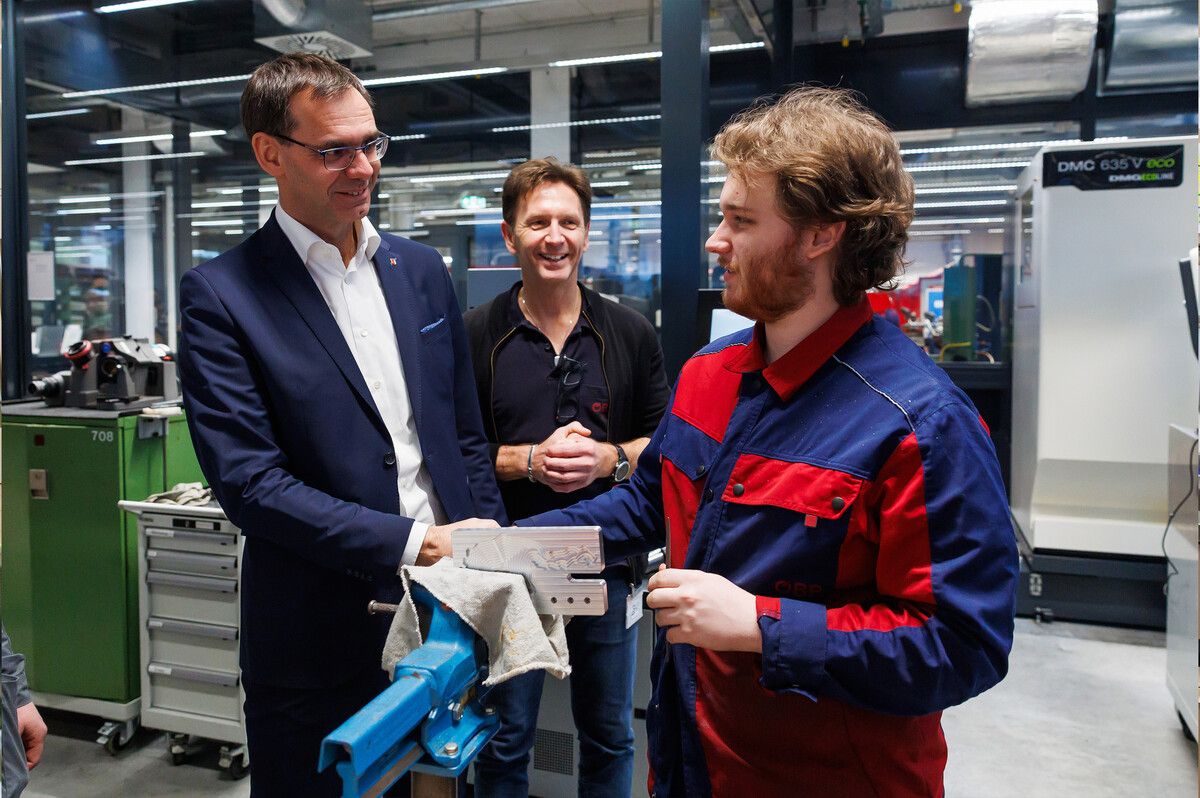 Landeshauptmann Markus Wallner, Lehrwerkstättenleiter Gerhard Tschann und Lehrling Marcel Knafl.  Stadt BLudenz