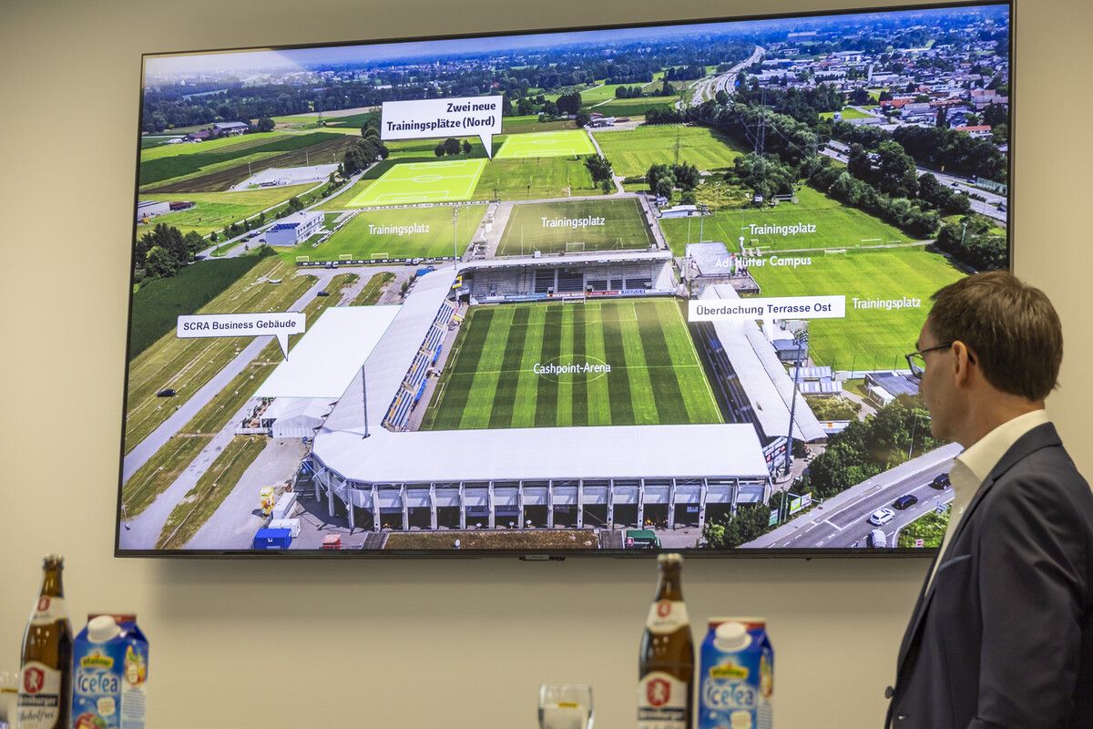 Landeshauptmann Markus Wallner verfolgt interessiert die Präsentation.Paulitsch