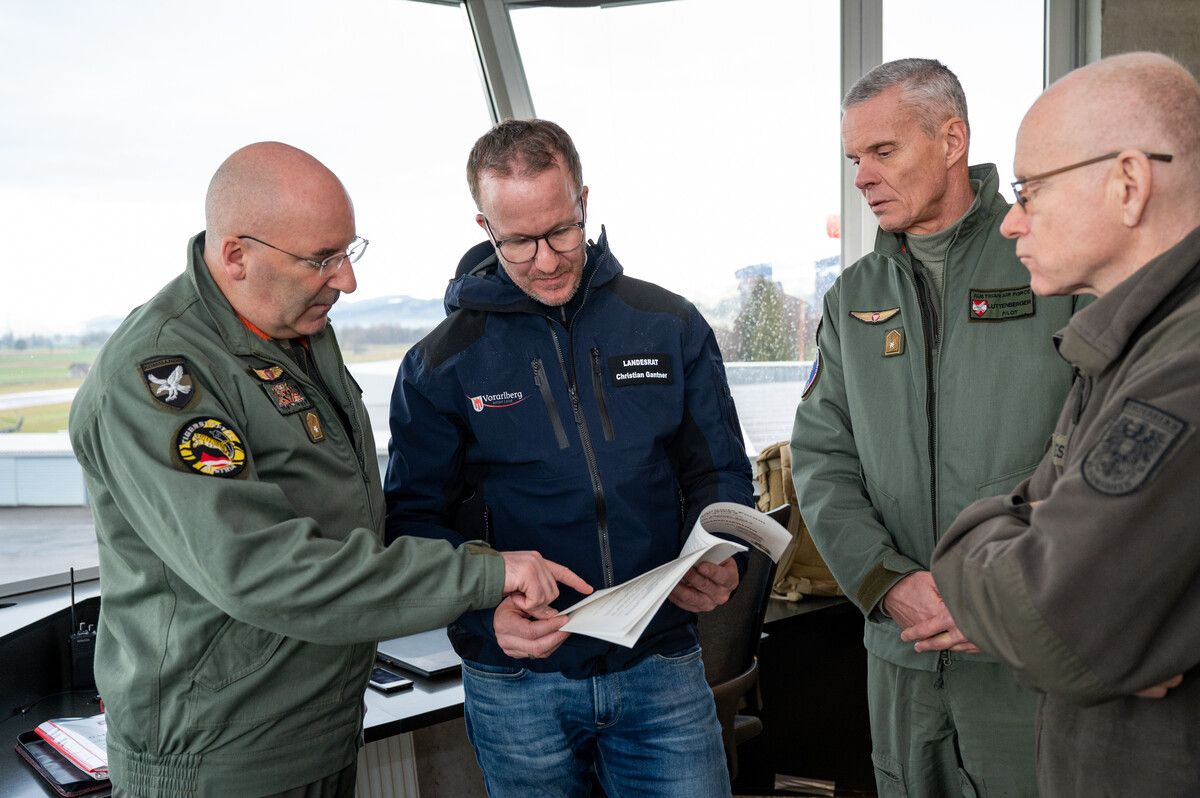 Landesrat Christian Gantner (M.) bei der Besprechung mit Brigadier Gerfried Promberger (l.). vlk