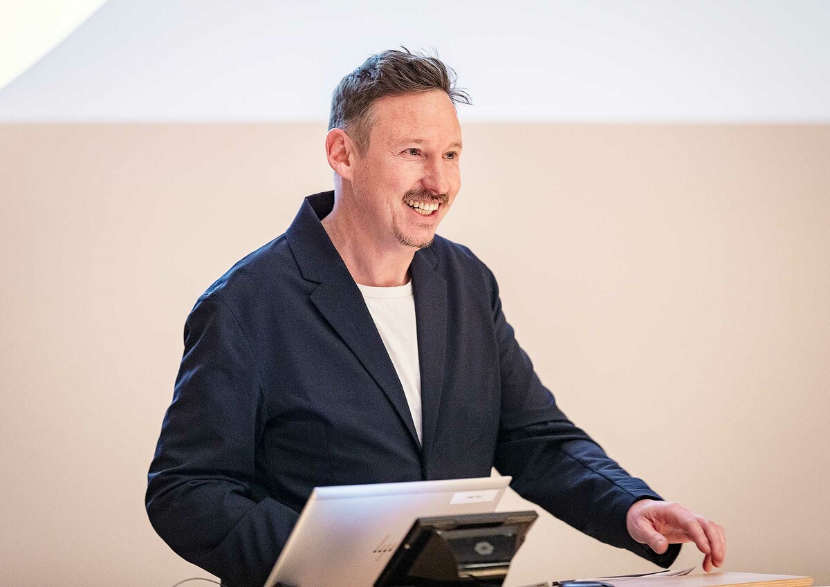 Laudator Markus Rhomberg stellte die Preisträgerinnen und Preisträger vor.
