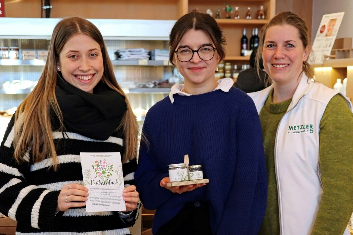 Magdalena Metzler von „hautnah Metzler“ (r.) begleitete das Projekt von Elena Feurstein (l.) und Mona Greussing mit ihrer fachkundigen Expertise. STP (2)