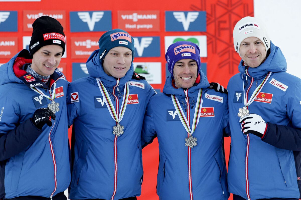Manuel Fettner, Jan Hörl, Stefan Kraft und Michael Hayböck präsentieren ihre Silbermedaille aus dem Teambewerb. gepa