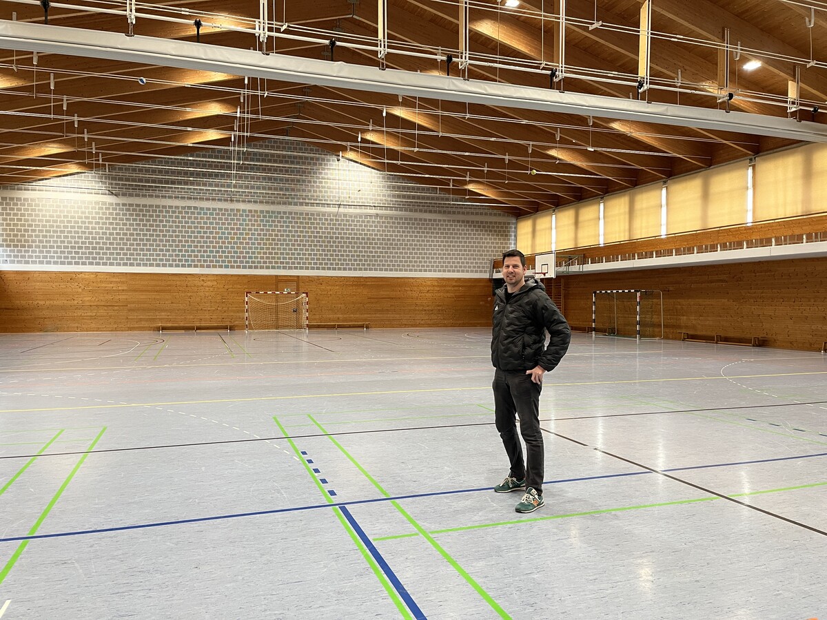 Markus Rinnerthaler in seinem Wohnzimmer, der Halle in der Akademie. VN/Plesch