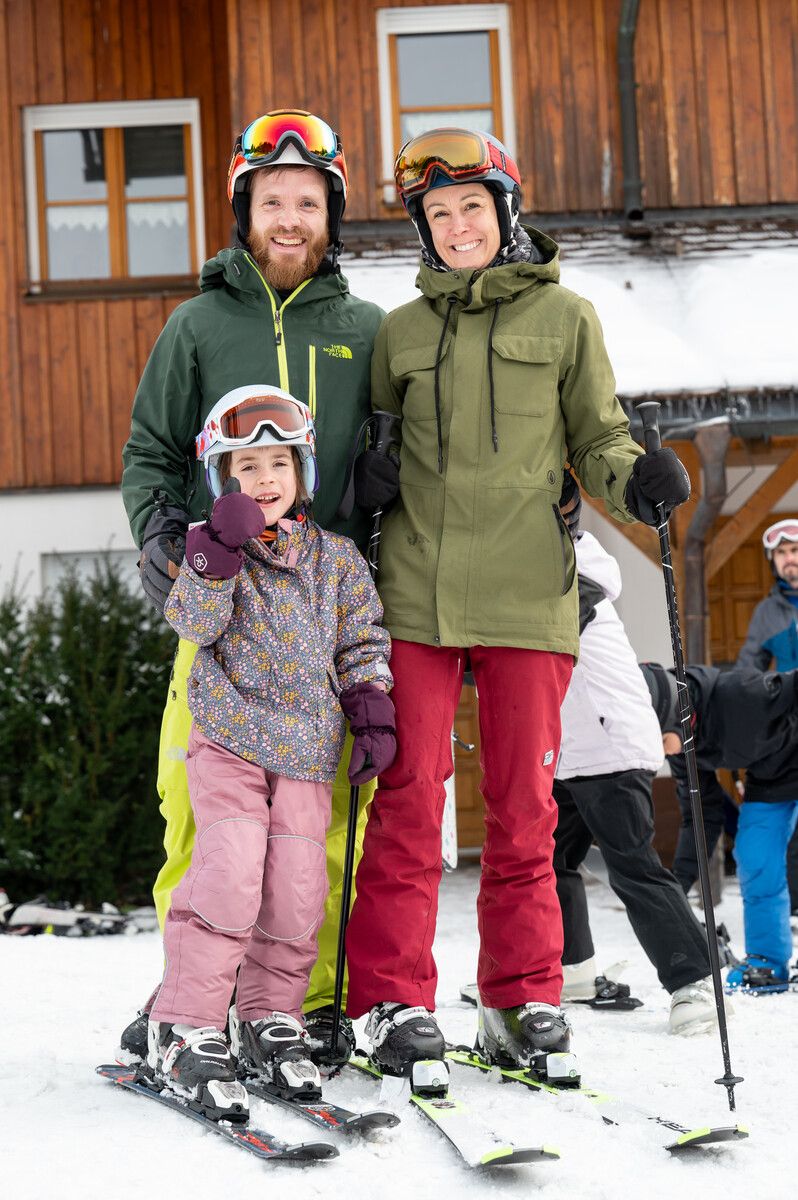 Matthias und Denise Nigsch mit Lilly sind gerne auf der Piste. Aufgrund der Teuerung allerdings seltener pro Saison.