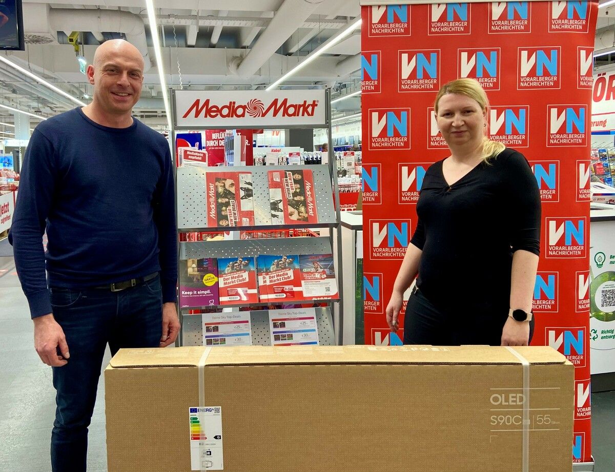 Mediamarkt-GF Alexander Erlacher überreichte Gewinnerin Janette Kabasser den Fernseher. Vn/Hilger