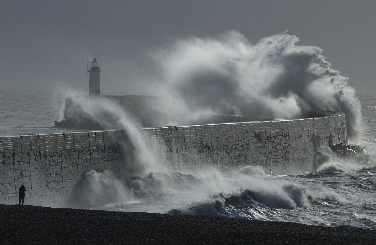 Meterhohe Wellen schlugen gegen die Hafenmauer in Newhaven.