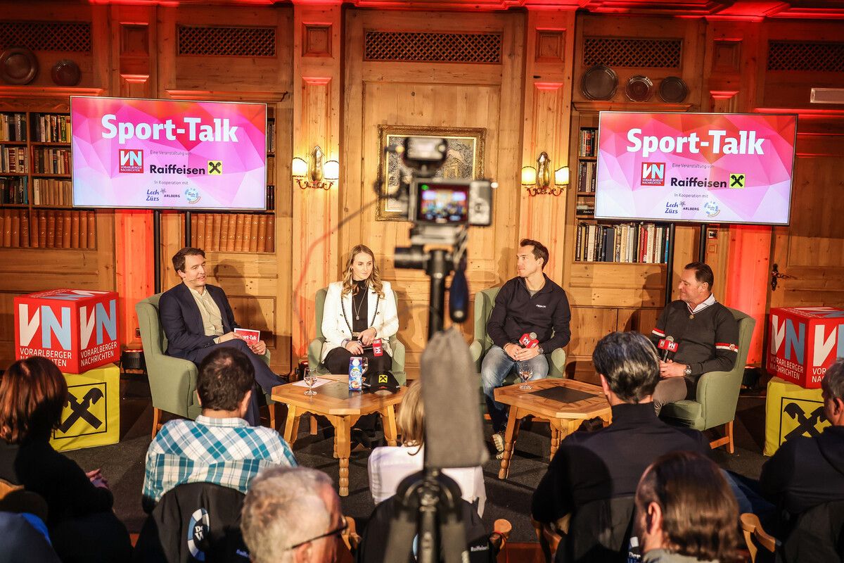 Mit Patrick Ortlieb und Carlo Janka durfte Moderator Johannes Emerich (links) zwei Olympiasieger im Hotel Post begrüßen. Zudem sprach Nina Ortlieb über ihre Verletzung und ihre Comeback-Pläne.