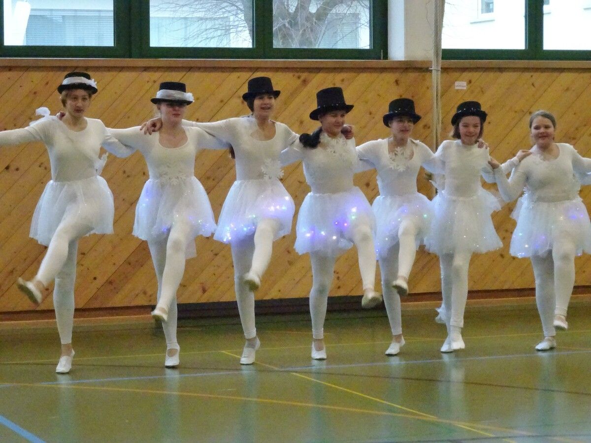 Mit viel Freude sind die Kinder und Jugendlichen der Tanzgruppe Mühlebach bei der Sache. cth