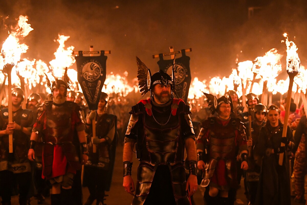 Mitglieder der „Jarl Squad“ ziehen während des „Up Helly Aa“-Festivals durch die Straßen von Lerwick auf den Shetlandinseln. Das Festival feiert die Geschichte der skandinavischen Wikinger auf den Shetlandinseln. AFP