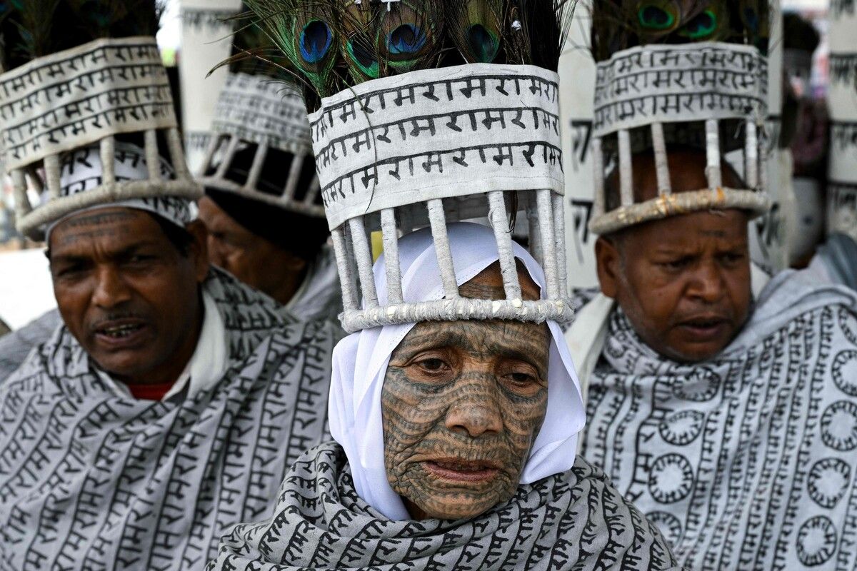 Mitglieder der Ramnami-Bewegung mit Tätowierungen des Namens des Hindu-Gottes auf ihrem Körper singen bei Festival in Indien Hymnen. AFP