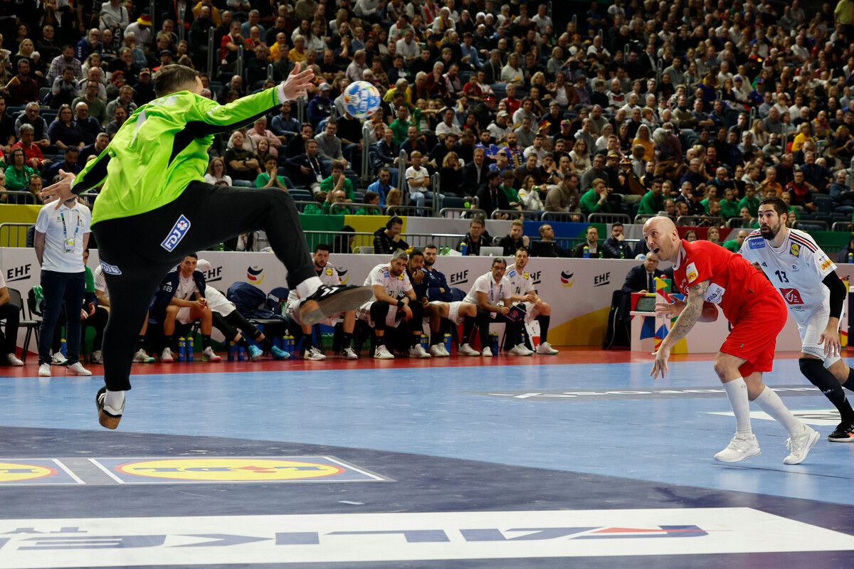 Nach dem 28:33 gegen Frankreich haben Robert Weber und Österreich den Halbfinaleinzug nicht mehr in eigener Hand. Neben einem Sieg gegen Island müssen Deutschland und Ungarn ihre Spiele verlieren.GEPA