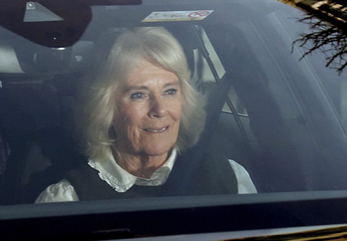 Nach dem Krankenbesuch bei Charles schien Camilla im Auto zu lächeln. AP