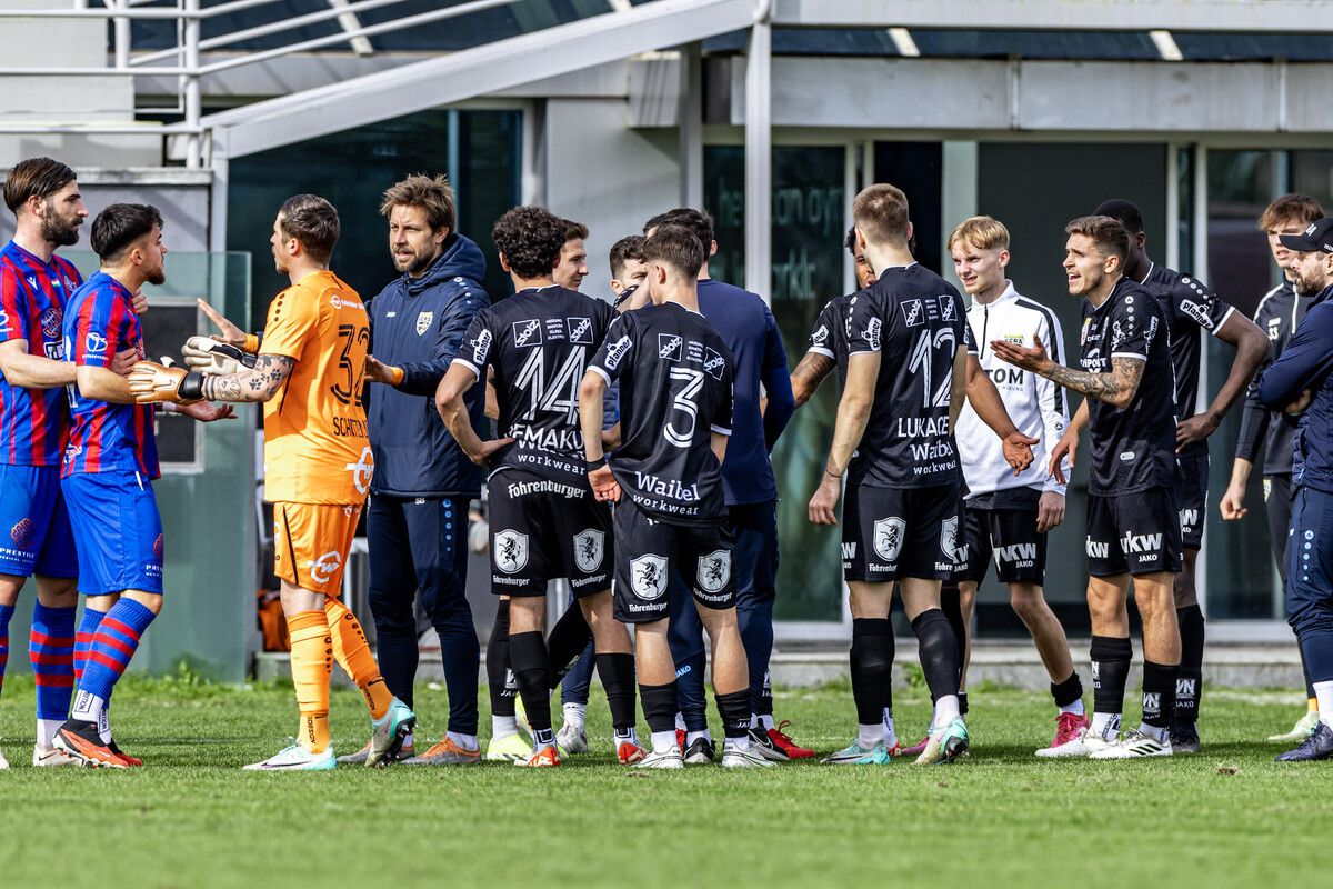 Nach der zweiten Elfmeterentscheidung und der anschließenden Wiederholung kam es zu etlichen Diskussionen am Spielfeldrand.SCRA Meier