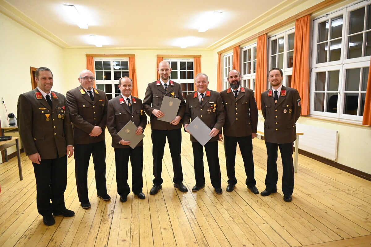 Norbert Gantner, Roland Salzgeber und Paul Gantner (Bildmitte) wurden für 25-jährige und 50-jährige Mitgliedschaft geehrt. dob