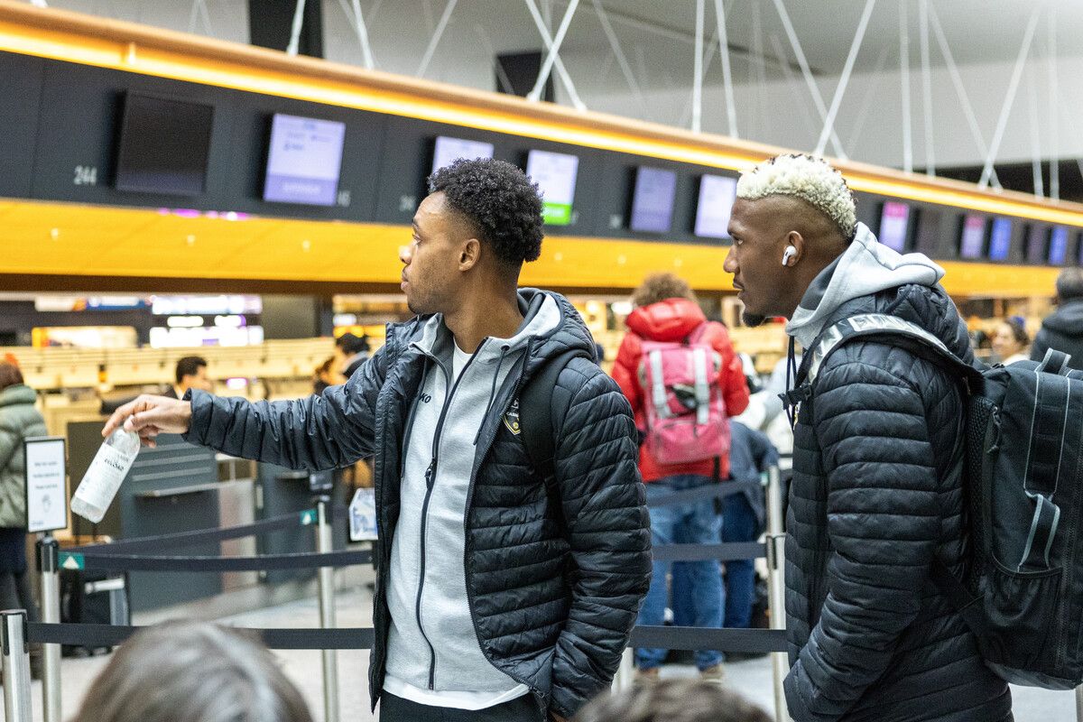 Nosa Edokpolor (links) und Gustavo Santos am Flughafen beim Einchecken.Selina Meier