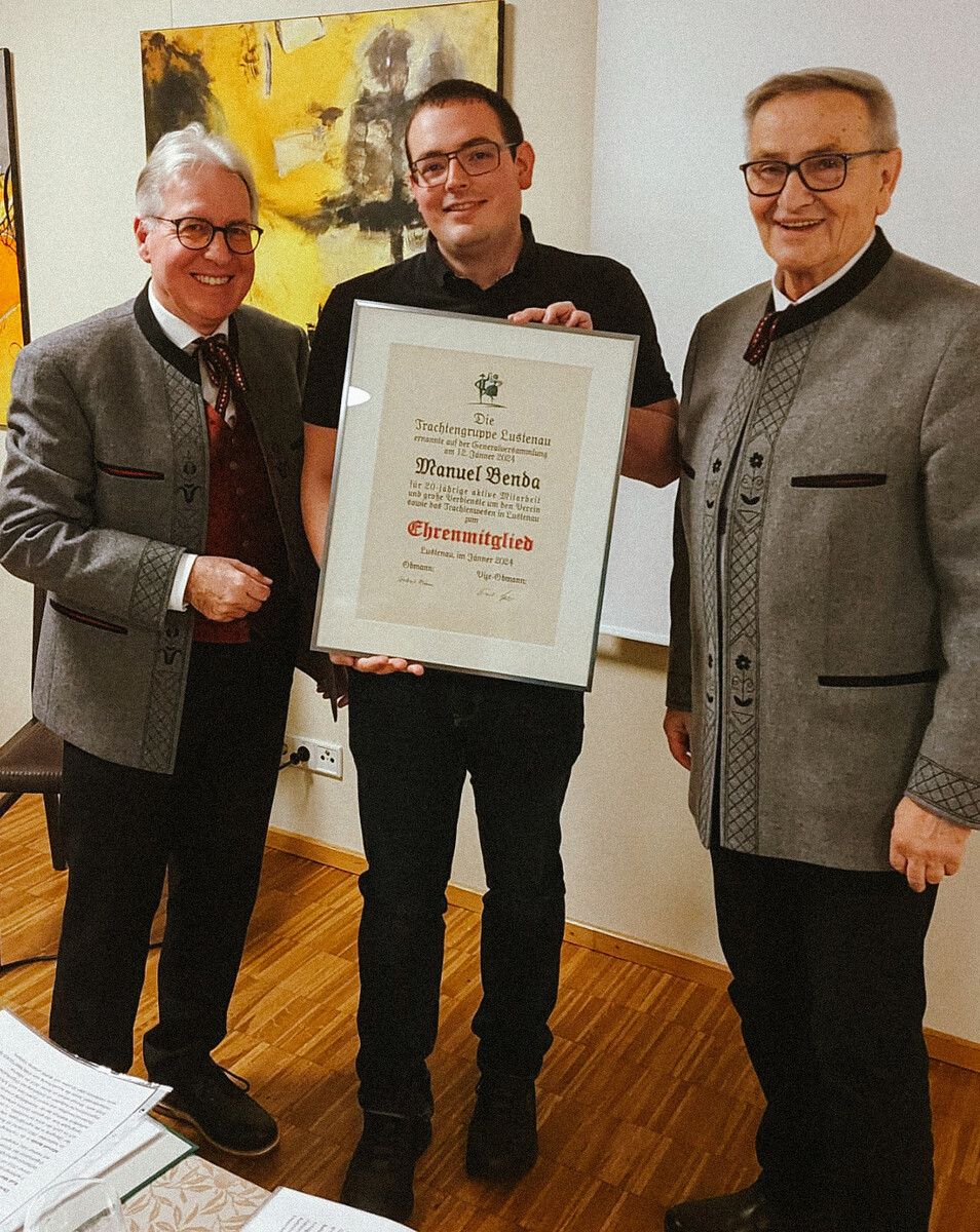 Obmann und Vizeobmann freuen sich mit Ehrenmitglied Manuel Benda (Mitte).