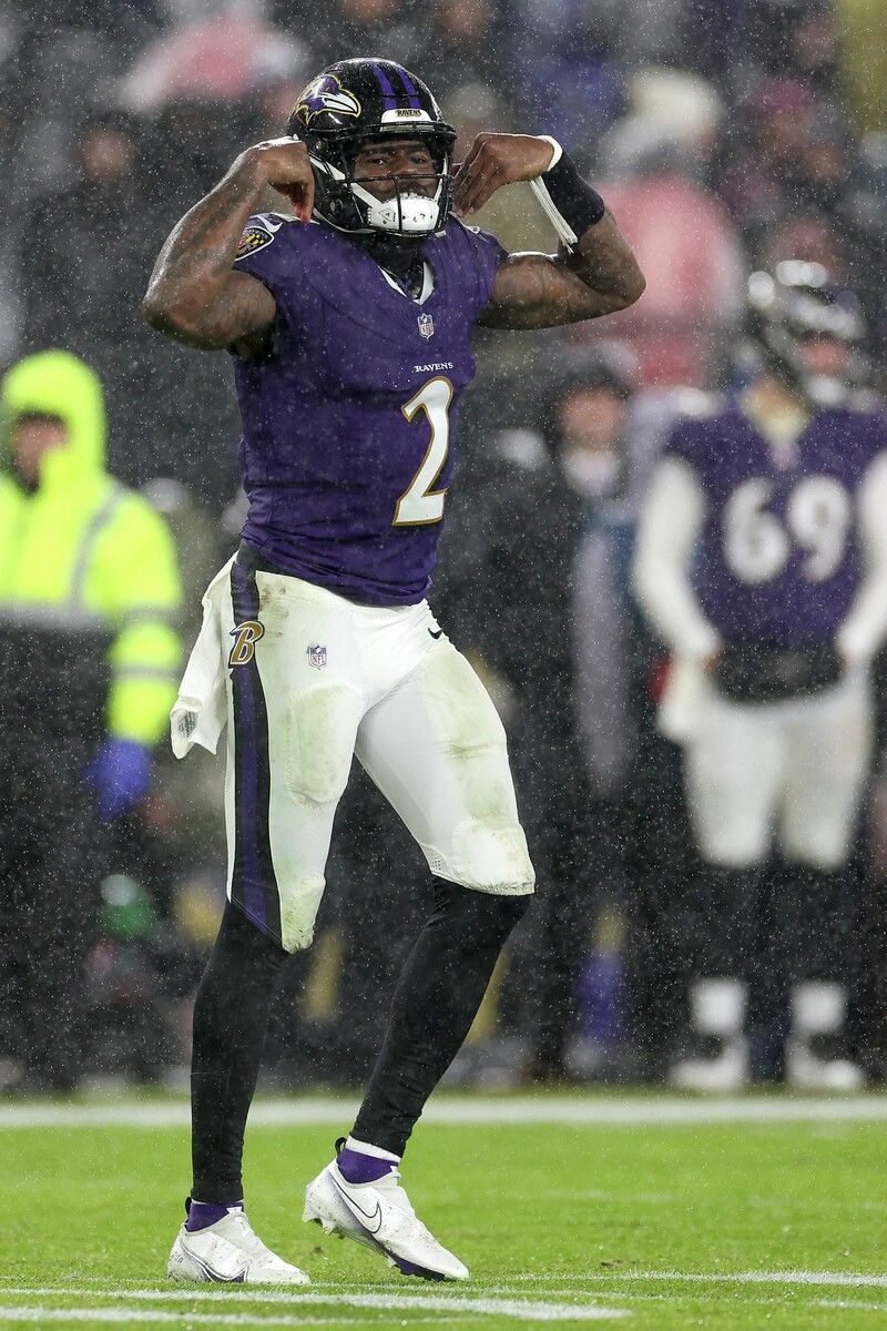 Ravens-Quaterback Tyler Huntley zeigt seine Muskeln.Apa