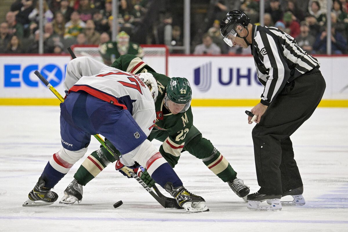 Rossi im Bully-Duell mit dem US-Star T. J. Oshie.USA Today
