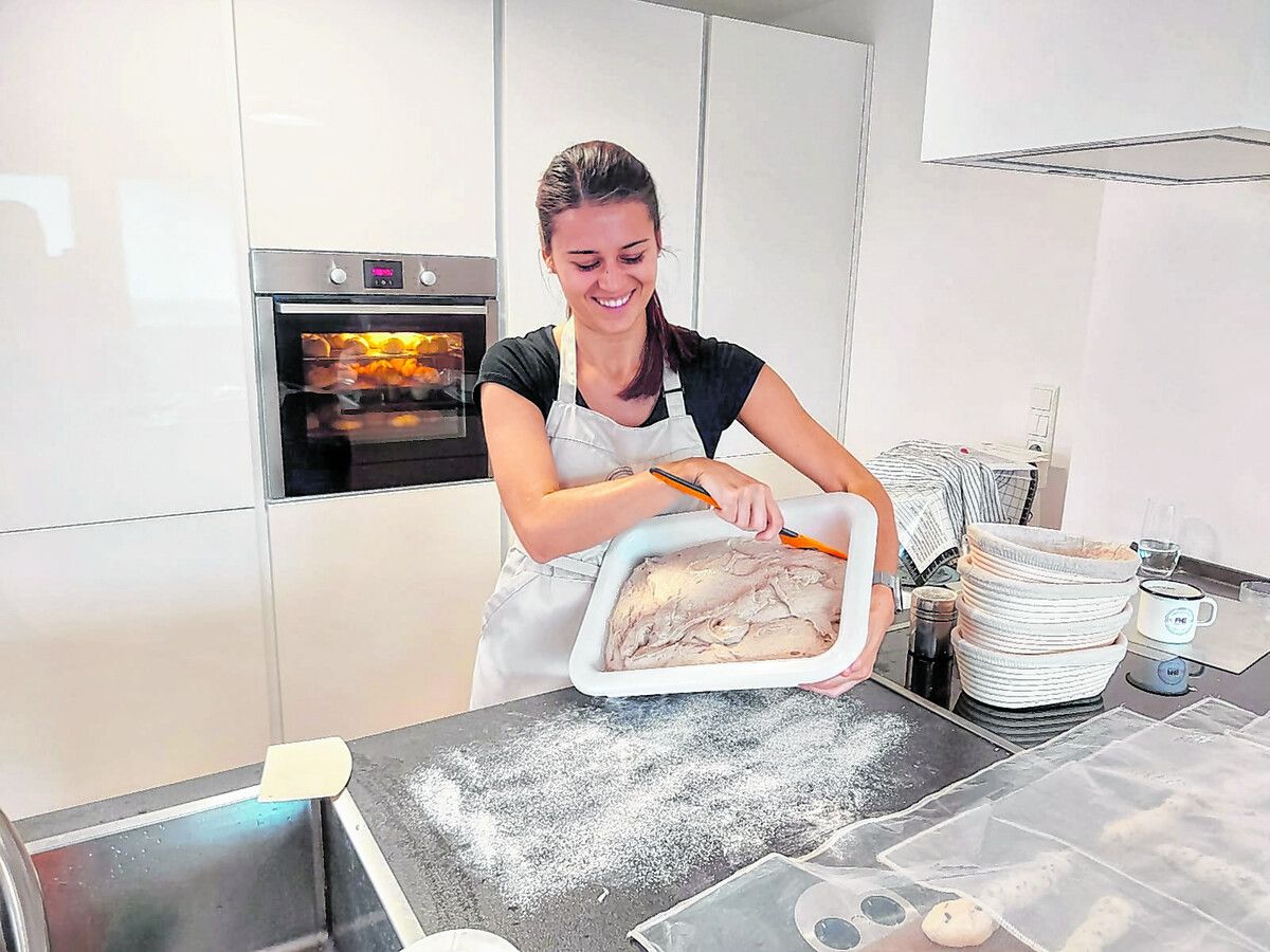 Sandra Wandl von der Essküche verrät ihr Rezept für knusprige Oliven-Kräuter-Stangen mit Roggenmehl.wandl