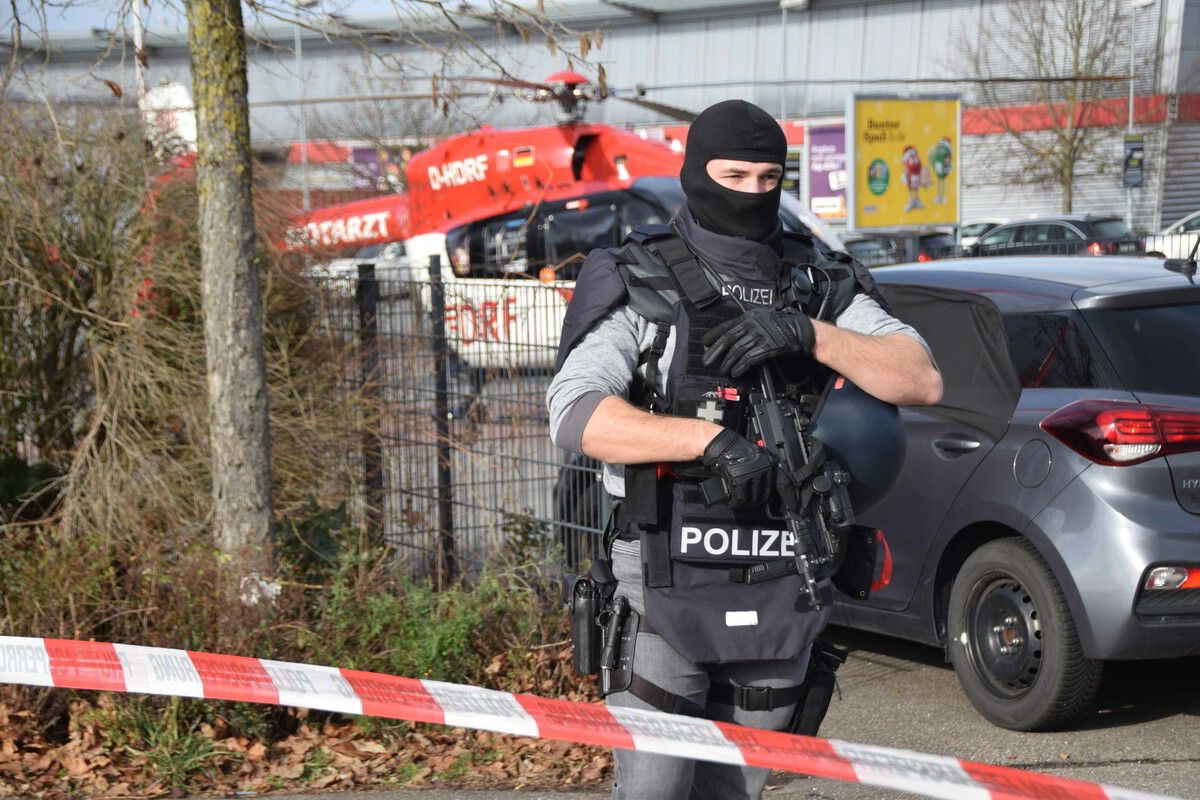 Schwer bewaffnete Einsatzkräfte hatten nach der Tat die Schule durchsucht.  dpa