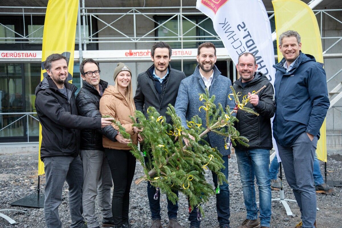Sebastian Luger (Tomaselli-Gabriel), Andreas Jäger, Verena Dockal, Mario Bischof (i+R), Bgm. Simon Tschann, GF Michael Spalt und Markus Comploj (Getzner Holding). u. M.