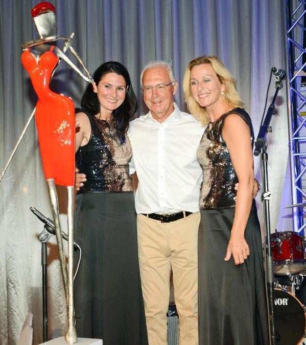 Seit gut zehn Jahren pflegt das Künstlerinnen-Duo Mercedes und Franziska Welte mit der Familie Beckenbauer eine enge Freundschaft. Besonderes gerne erinnern sie sich an das Golfturnier in Bad Griesbach. „Wir haben dort beim Kaisercup vor ein paar Jahren unsere Skulpturen ausgestellt”, sagt Franziska Welte. „Franz Beckenbauer hat dann auch eines unserer Werke ersteigert”, fügt Mercedes Welte hinzu. Sie haben den Kaiser des Fußballs aufgrund der Freundschaft öfter getroffen. „Er war sehr liebevoll, bodenständig und großzügig”, sagen sie. Zudem habe er jeden Menschen gleich behandelt. Die Nachricht von seinem Tod hat die Weltes getroffen. „Wir waren sehr traurig. Vor allem, da wir die Familie kennen und mitfühlen”, erklären die Künstlerinnen. Erst recht, da sie mit Franz Beckenbauer an einem gemeinsamen Projekt gearbeitet haben und ihn noch vor ein paar Monaten erst gesehen haben. „Aber egal, wie krank er war, er hatte immer einen Witz parat.”
