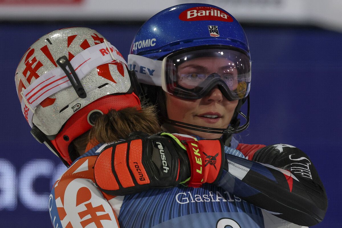 Siegerin Mikaela Shiffrin umarmt die zweitplatzierte Petra Vlhova nach einer sensationellen Slalomshow der beiden Weltklasse-Läuferinnen.ap