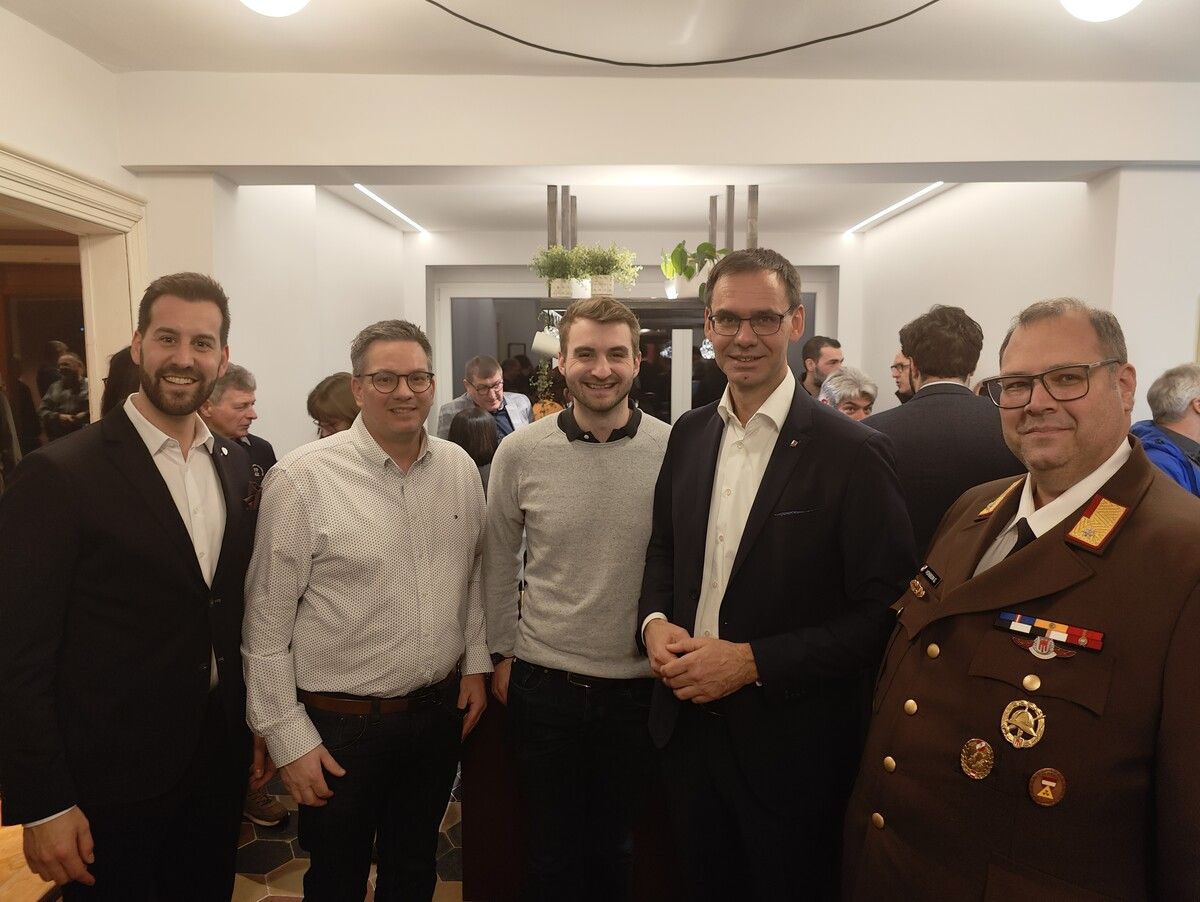 Simon Tschann mit der Funkenzunft Rungelin, Landeshauptmann Markus Wallner und Feuerwehrkommandant Guntram Vonbun. Stadt Bludenz