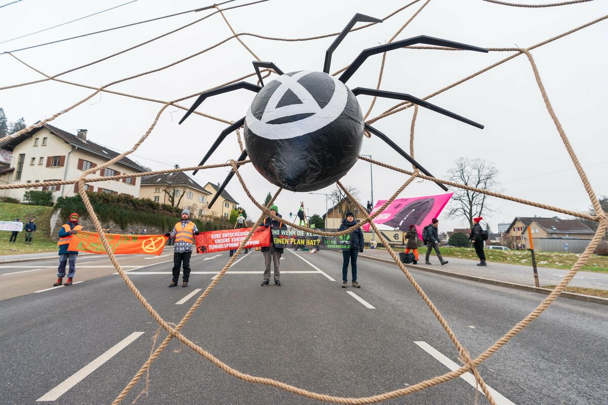 Sinnbildliche Tunnelspinne.
