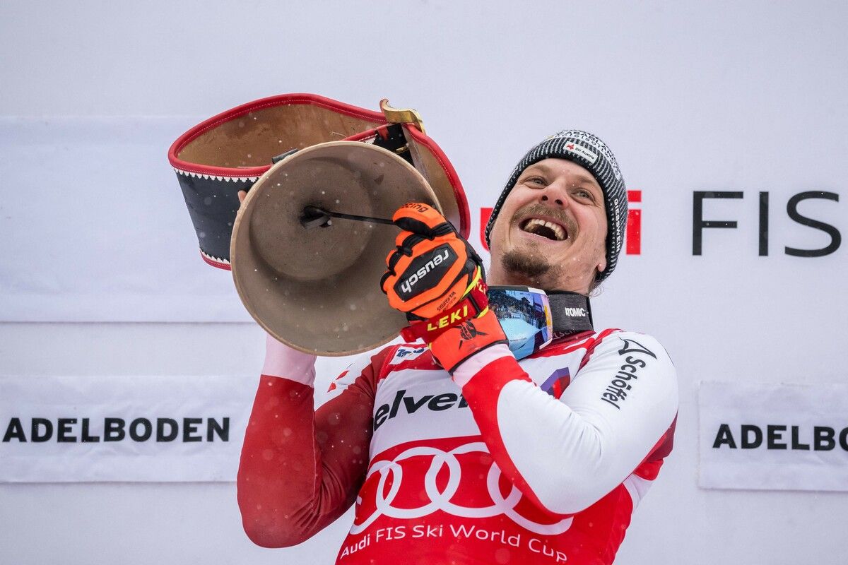 Slalomsieger Manuel Feller feiert seinen Triumph im Zielraum von Adelboden mit einer für die Schweiz typischen Kuhglucke.apa