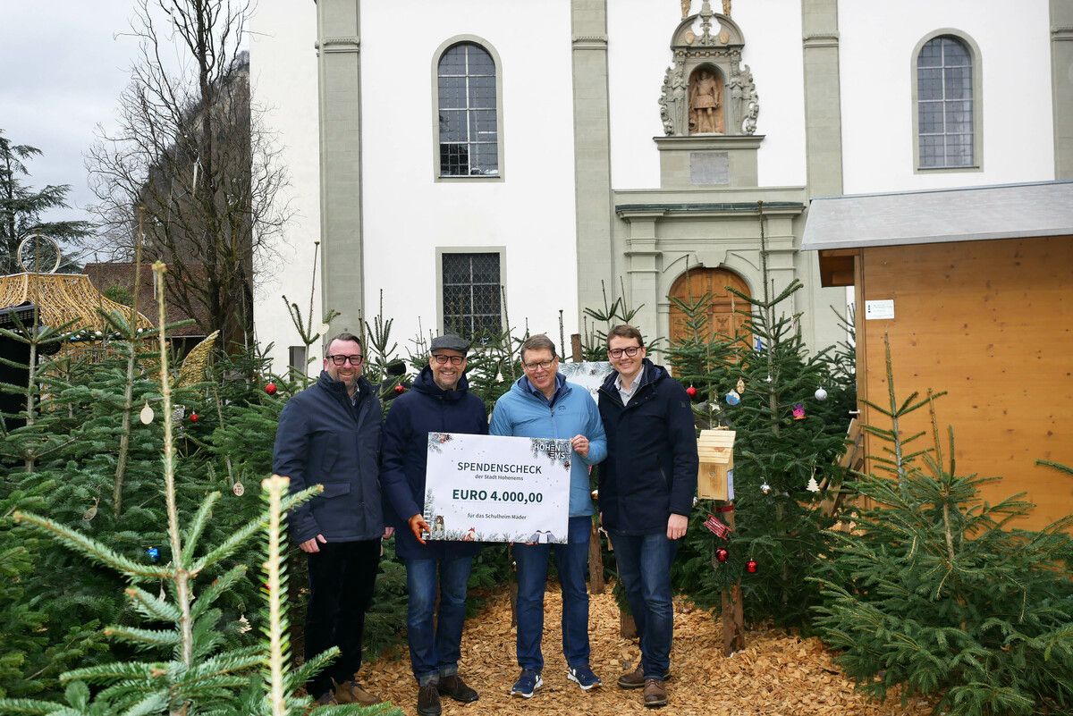 Solidarität in Hohenems: Weihnachtsshopper tragen zur Spende von 4000 Euro für das Schulheim Mäder bei.Stadt Hohenems