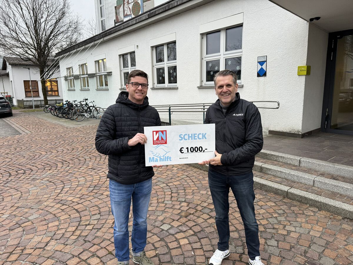 Spendenübergabe von Marc Gächter (l.) an Thomas Strele.