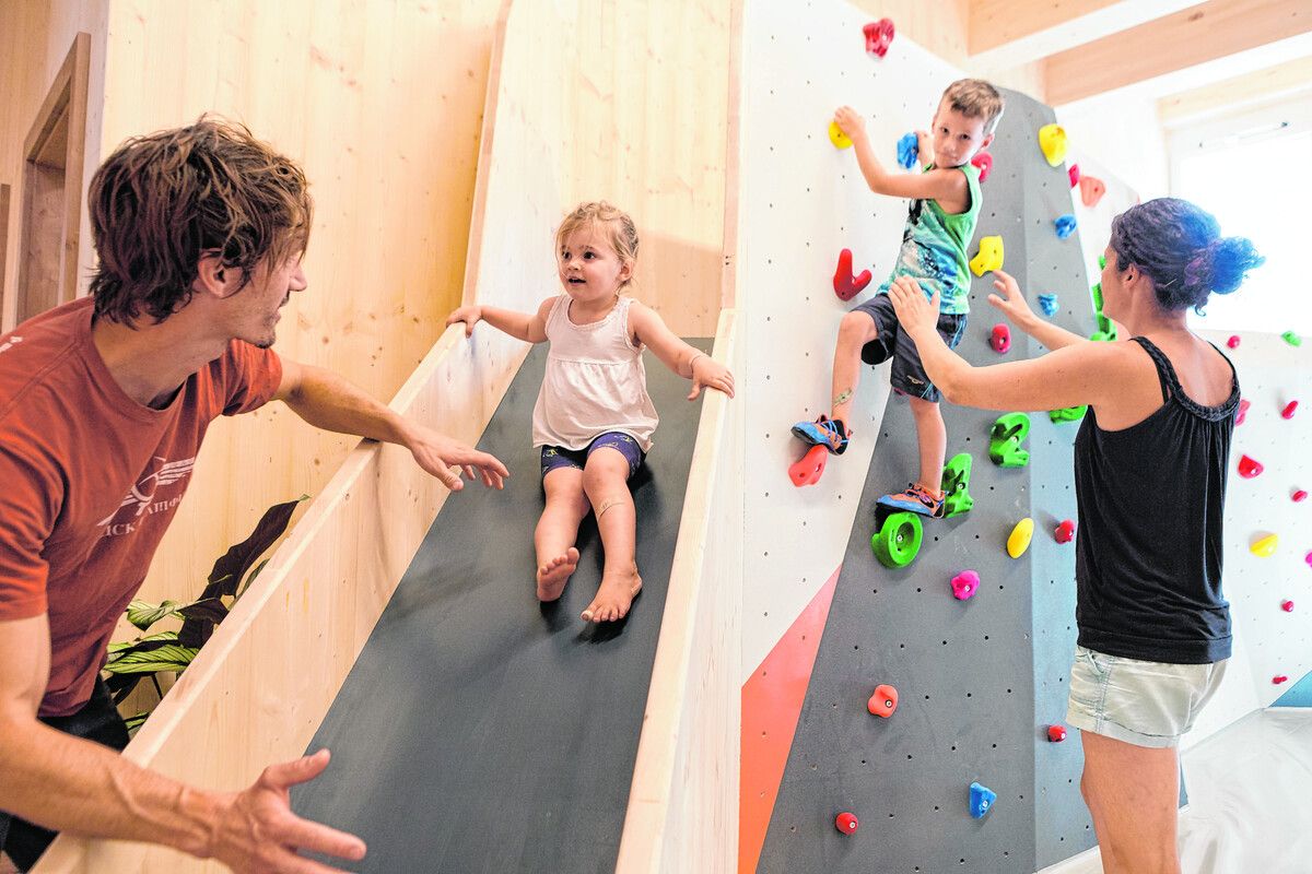 Steinblock BoulderhalleN In den Steinblock Boulderhallen in Rankweil und Dornbirn geht es hoch hinaus. Durch die relativ niedrigen Kletterwände ist es auch Anfänger(inne)n möglich, seil- und angstfrei zu klettern. Zudem können beim Bouldern die unterschiedlichsten Körperpartien eingesetzt werden.