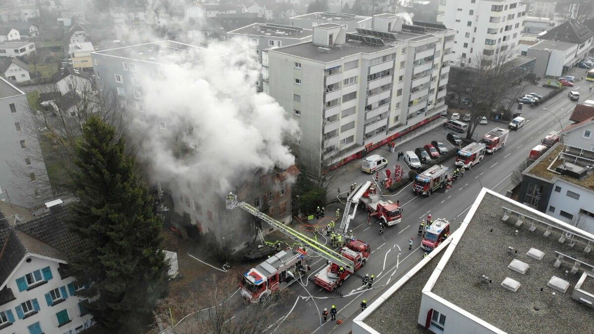 Straßensperren und Umleitungen: An der Bregenzer Arlbergstraße kam es zu einem Großeinsatz. shourot