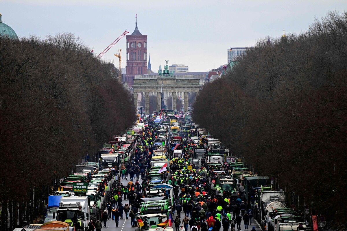 Tausende Landwirte versammeln sich aus Protest gegen das Aus von Diesel-Vergünstigungen vor dem Brandenburger Tor in Berlin. AFP