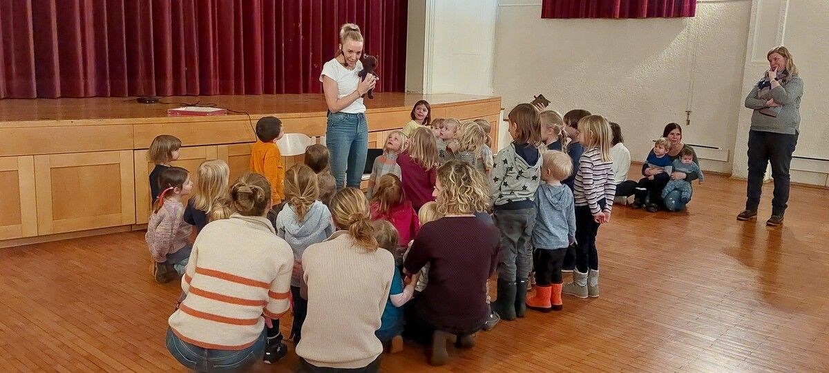 Teddy Eddy besuchte das Vereinshaus Röthis und zog die Kinder sogleich in seinen Bann. Gemeinde (2)