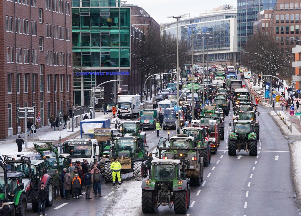 Traktoren stehen nach einer Sternfahrt im Rahmen der Aktionswoche des Bauernverbands in der Innenstadt. APA/DPA/Brandt