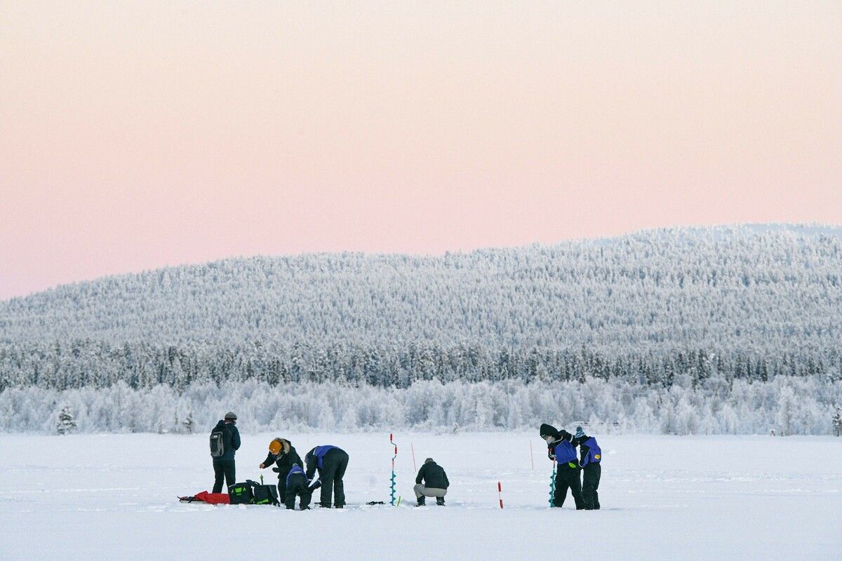 Trotz der extrem tiefen Temperaturen lassen sich diese Finnen von einer Einheit Eisfischen in Lappland nicht abhalten. AFP
