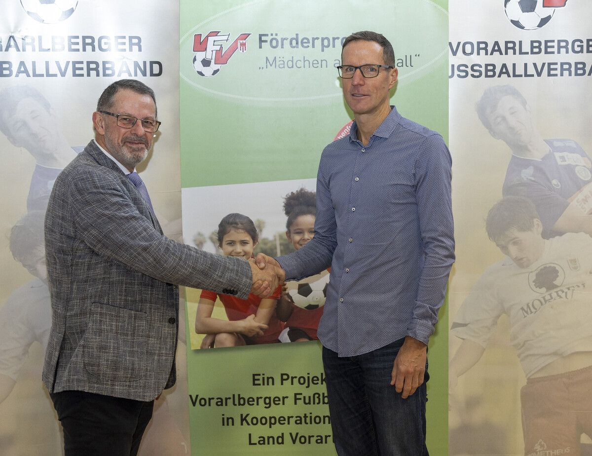 Übergabe: Neo-Obmann Robert Schörgenhofer (r.) mit Vorgänger Niklaus Baumann.