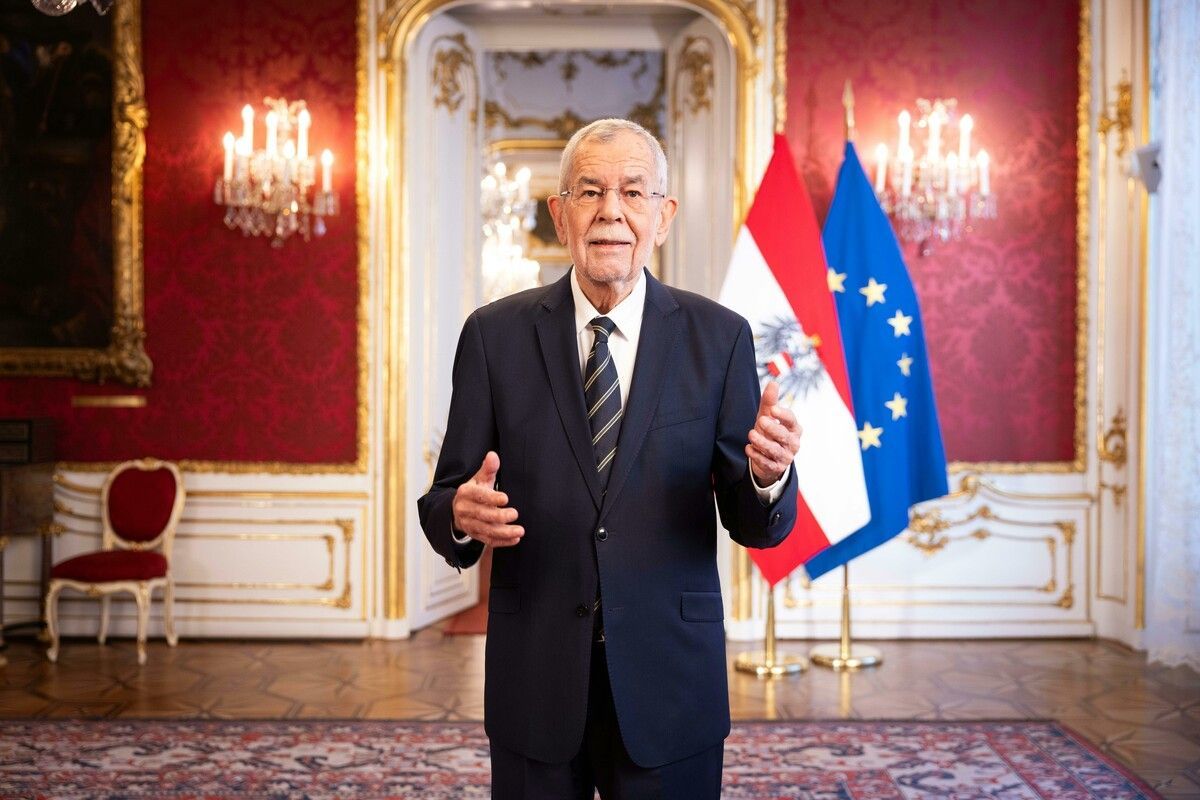 Van der Bellen wünscht in seiner Neujahrsansprache allen Österreicherinnen und Österreichern ein frohes neues Jahr. APA