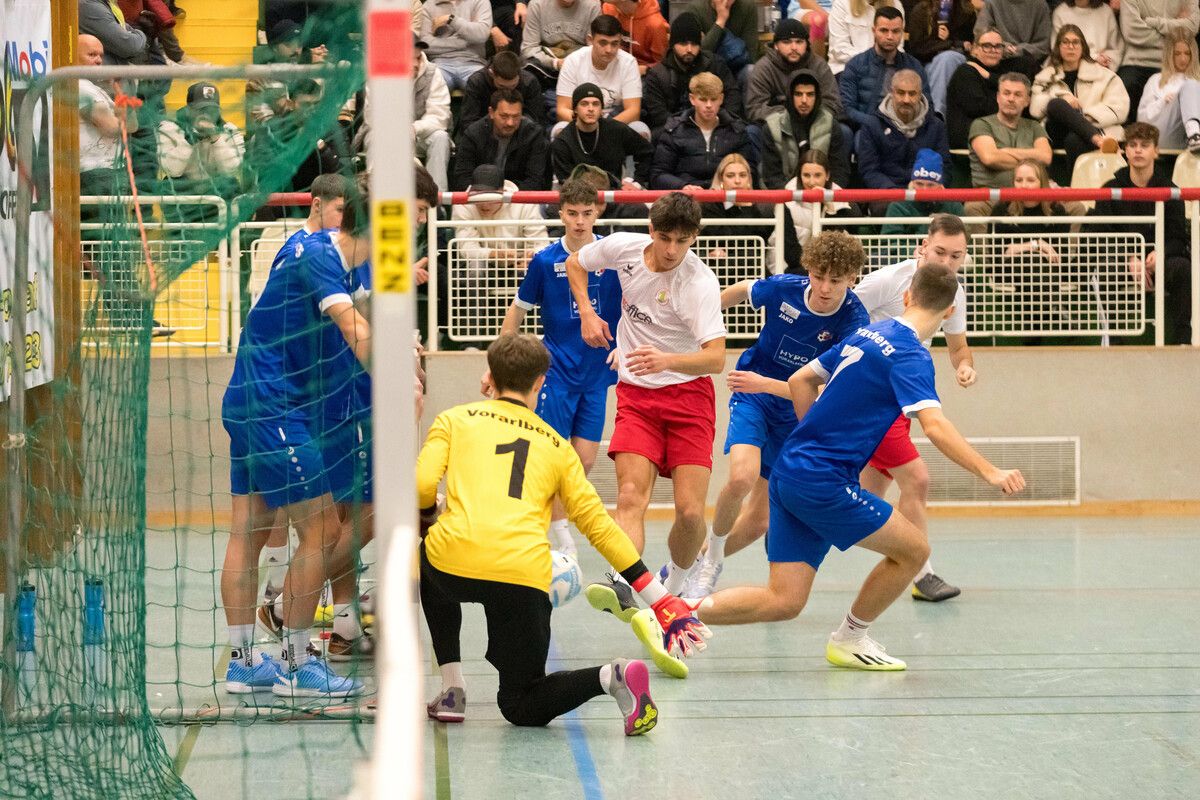 Viel Betrieb vor dem Tor der AKA Vorarlberg, die sich am Ende im Eröffnungsspiel gegen die Dornbirn Juniors durchsetzte.VN-Stiplovsek/3
