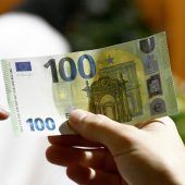 Umgang  mit Geld stresst Junge